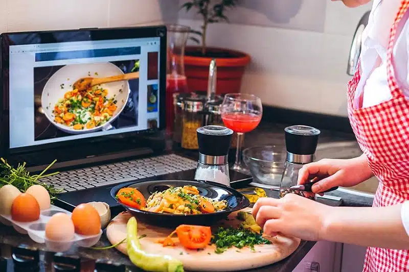 Explorez de nouvelles saveurs avec les cours en ligne de grands chefs