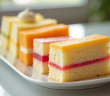 Tranches de gâteau Joconde avec différentes garnitures élégamment disposées