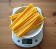 Balance de cuisine mesurant 80g de spaghetti cru