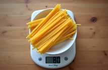 Balance de cuisine mesurant 80g de spaghetti cru