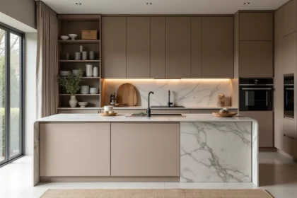 Cuisine moderne avec façades laquées mat en teinte greige et îlot central habillé de panneaux effet béton brossé